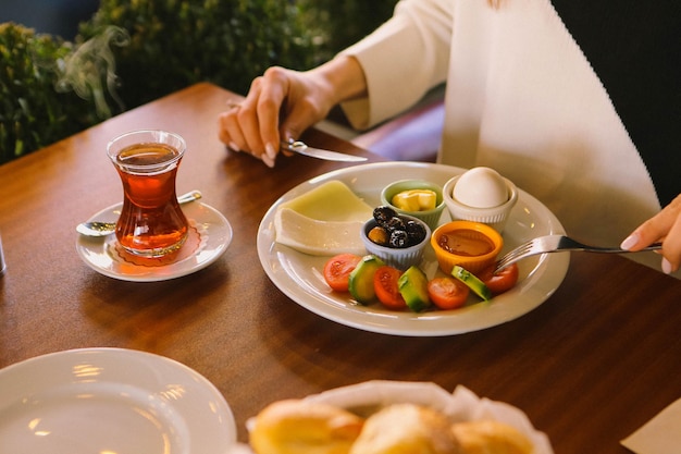 Petit déjeuner turc copieux et délicieux