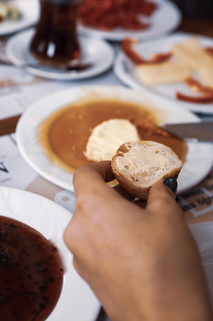 Petit déjeuner turc copieux et délicieux