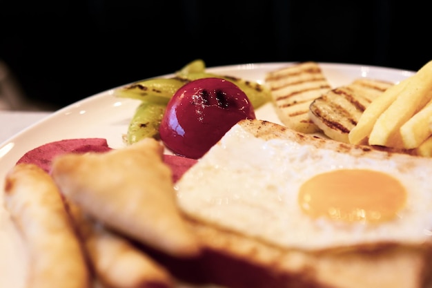 Petit déjeuner turc copieux et délicieux