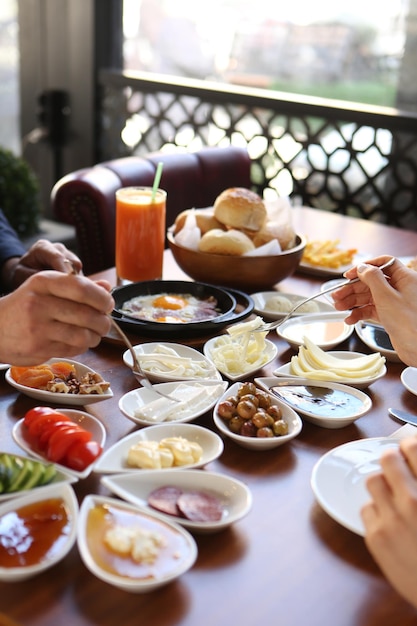 Petit déjeuner turc copieux et délicieux