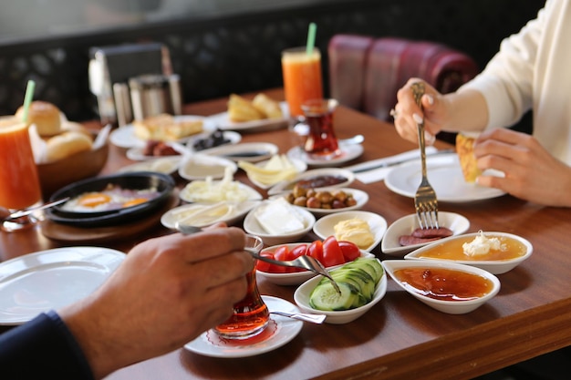 Petit déjeuner turc copieux et délicieux