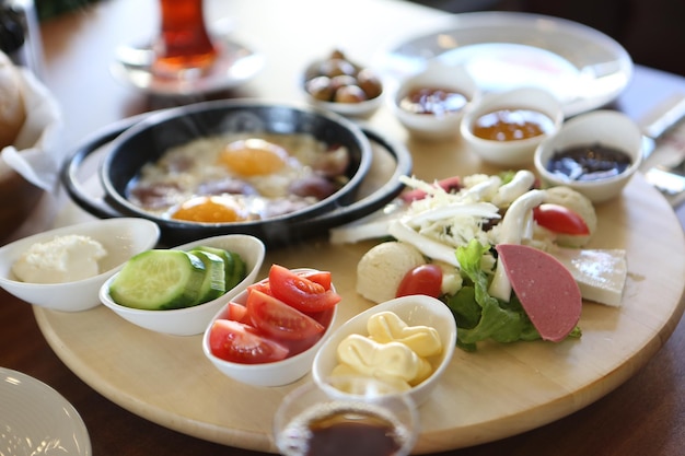 Petit déjeuner turc copieux et délicieux
