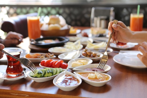 Petit déjeuner turc copieux et délicieux