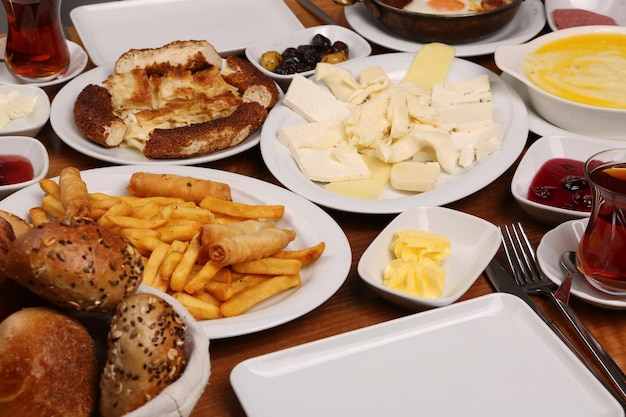 Petit déjeuner turc copieux et délicieux