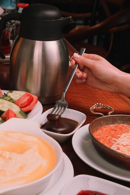 Photo petit déjeuner turc copieux et délicieux