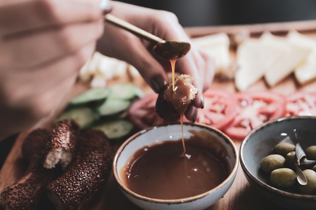 Photo petit déjeuner turc copieux et délicieux