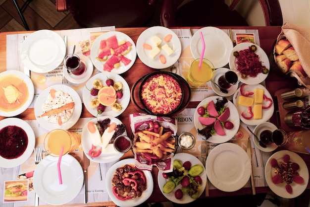 Petit déjeuner turc copieux et délicieux