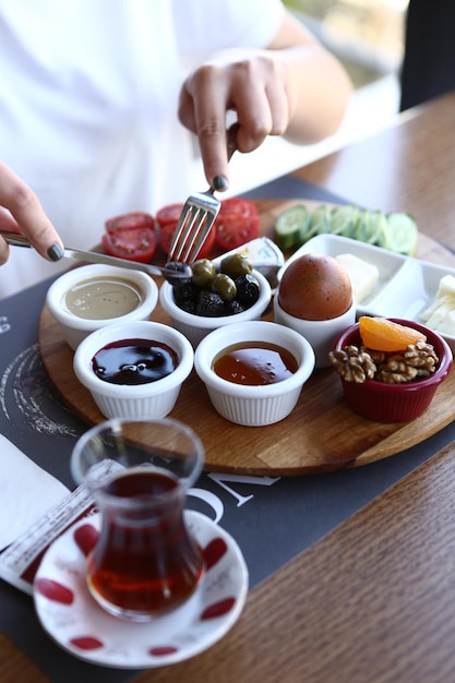 Petit déjeuner turc copieux et délicieux