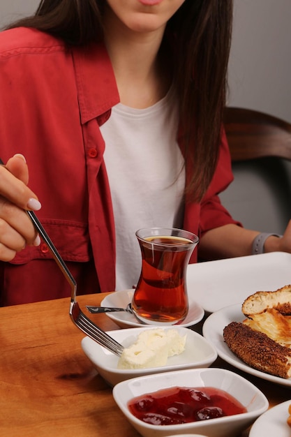 Petit déjeuner turc copieux et délicieux