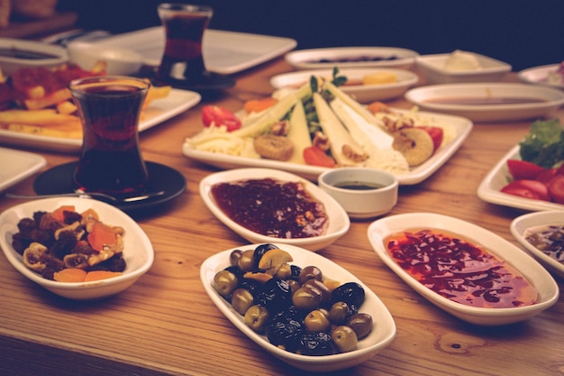 Photo petit déjeuner turc copieux et délicieux