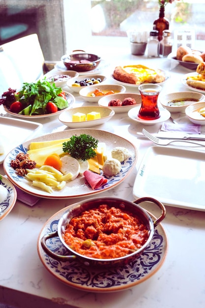 Photo petit déjeuner turc copieux et délicieux