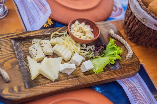 Petit-déjeuner turc fromage pâtisseries légumes verts olives fromages oeufs au plat épices confitures thé au miel