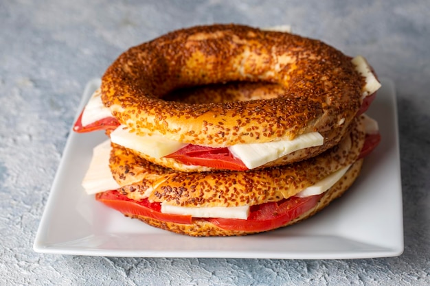 Petit-déjeuner turc traditionnel avec bagel turc au fromage et tomates (nom turc ; simit ou gevrek)