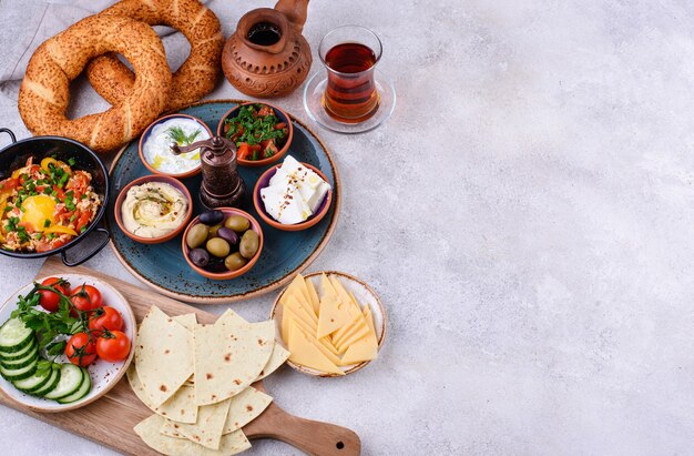 Petit déjeuner turc traditionnel avec meze et simit