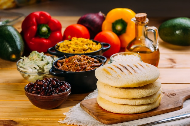 Petit déjeuner typique du Venezuela et de la Colombie, Arepas avec de nombreux ingrédients pour les remplir