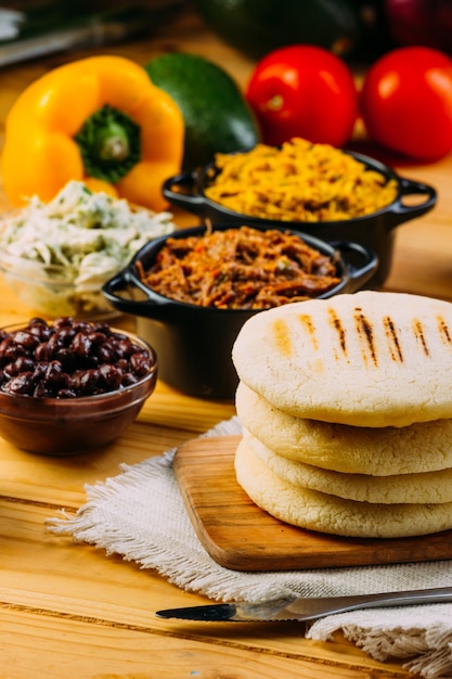 Petit déjeuner typique du Venezuela et de la Colombie, Arepas avec de nombreux ingrédients pour les remplir