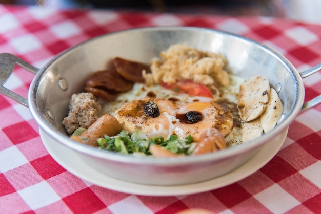 Photo petit-déjeuner typique avec oeuf au plat