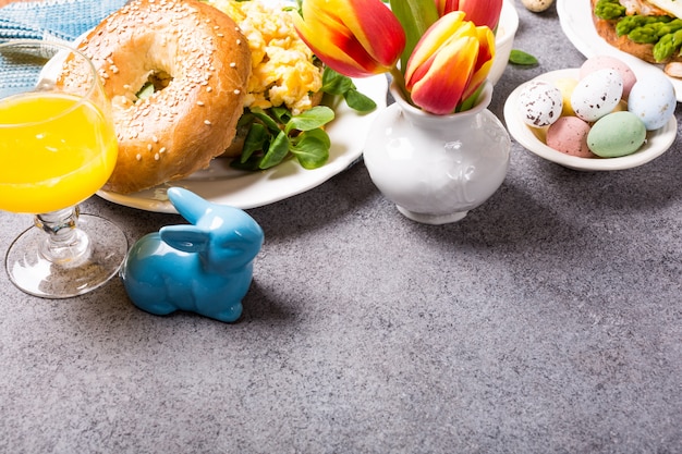 Photo petit déjeuner de vacances de pâques