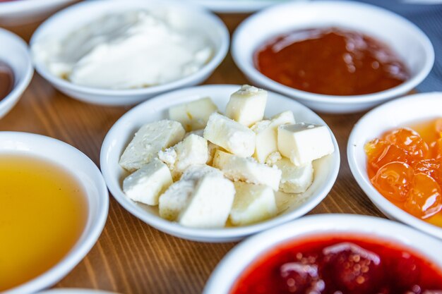 Petit-déjeuner varié, ensemble d'œufs brouillés aux tomates et œufs brouillés classiques, différents types de collations