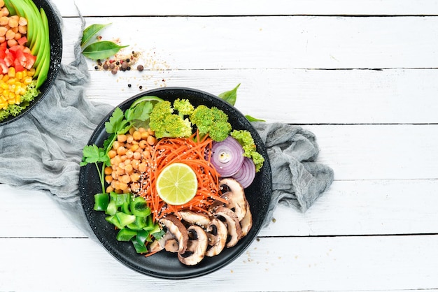 Petit-déjeuner végétalien dans un bol avec champignons Pois turcs et légumes Vue de dessus Espace libre pour votre texte