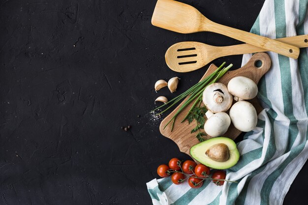 Petit déjeuner végétalien Tortillas de riz avocat tomate épices oignons