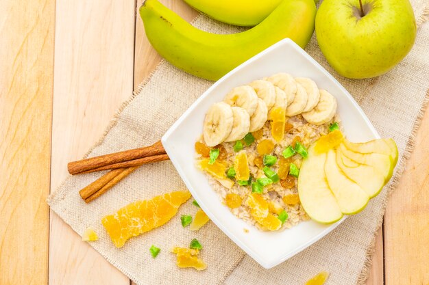 Petit-déjeuner végétarien sain avec flocons d'avoine et fruits