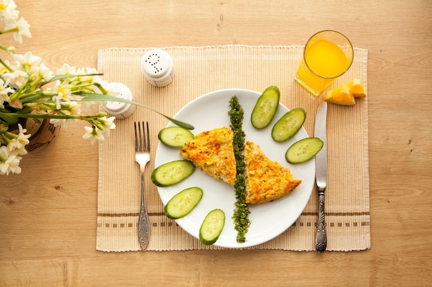 Petit-déjeuner végétarien sain avec une omelette à base de légumes et d'œufs jus d'orange frais