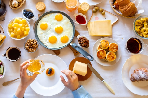 Petit-déjeuner sur la vue de dessus de tableNourriture sur la vue de dessus de tableMuesli aux baies Oeufs fritsJour de repas