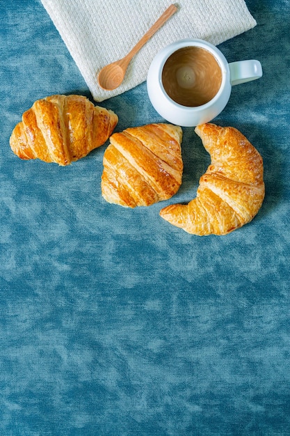 Petit-déjeunerpetit-déjeuner Continental Avec Croissants Frais, Jus D'orange Et Café Sélectif Focuse