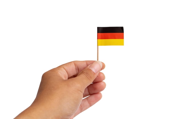 Petit drapeau allemand à la main isolé sur fond blanc