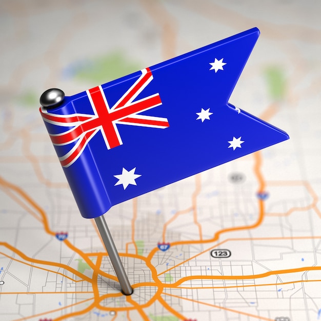 Petit drapeau de l'Australie sur un fond de carte avec mise au point sélective.