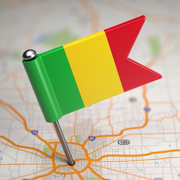 Petit drapeau du Mali sur un fond de carte avec mise au point sélective.