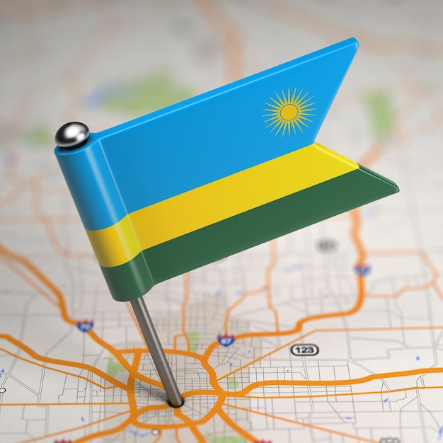 Petit drapeau du Rwanda sur un fond de carte avec mise au point sélective.