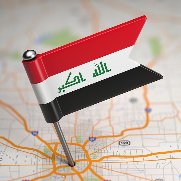 Petit drapeau de l'Irak sur un fond de carte avec mise au point sélective.