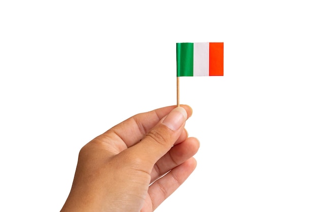 Petit drapeau italien à la main isolé sur fond blanc