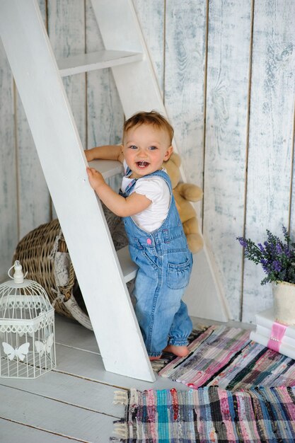 Un petit enfant apprend à se tenir debout tout seul.