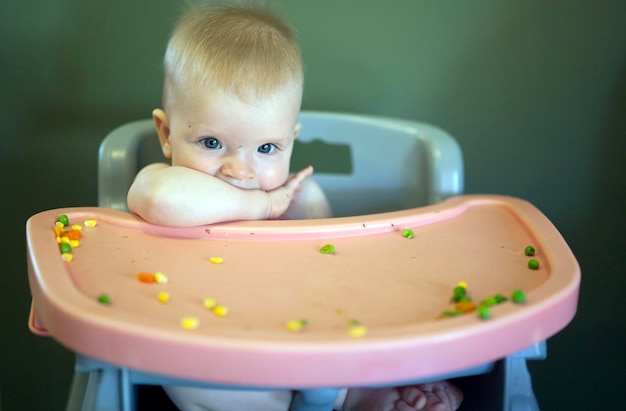 Petit enfant assis sur une chaise haute