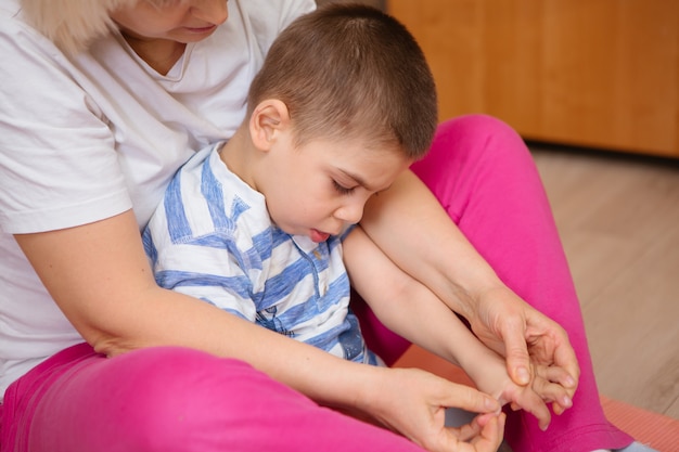 petit enfant atteint de paralysie cérébrale bénéficie d'une thérapie musculo-squelettique en faisant des exercices