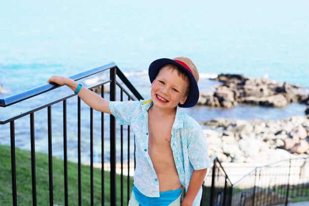 Petit enfant au chapeau sur une plage