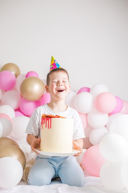 Petit enfant avec des ballons de fête, célébration