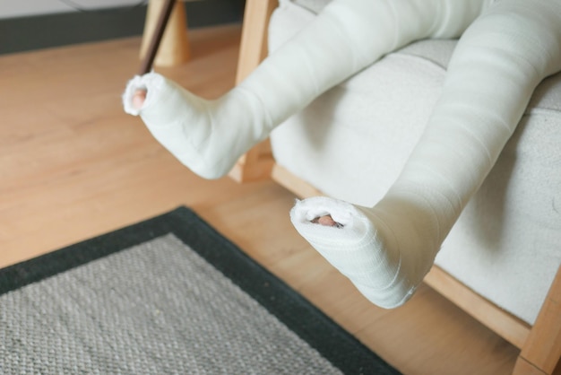 Petit enfant avec un bandage en plâtre sur la jambe