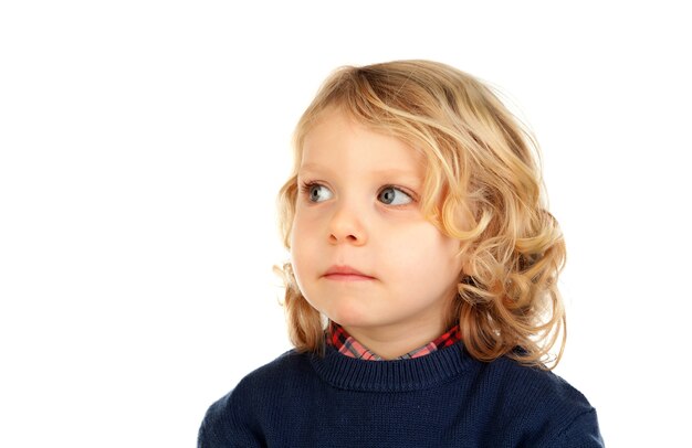 Petit enfant blond avec quatre ans