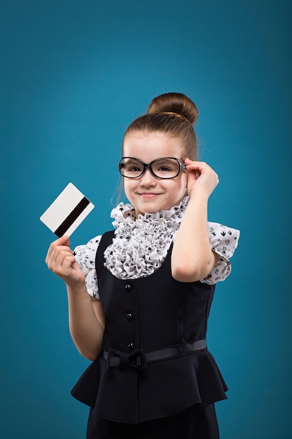 Petit enfant avec carte de crédit habillé comme professeur