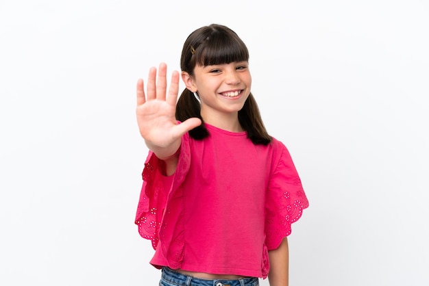 Petit enfant caucasien isolé sur fond blanc comptant cinq avec les doigts