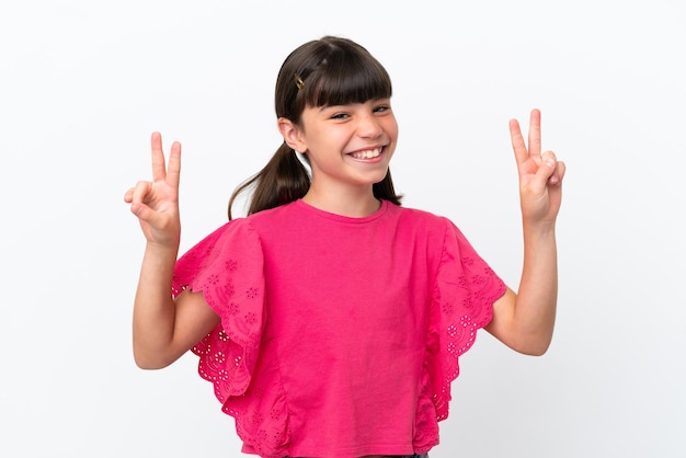 Petit enfant caucasien isolé sur fond blanc montrant le signe de la victoire avec les deux mains