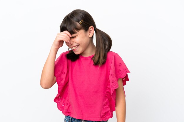 Petit enfant caucasien isolé sur fond blanc en riant