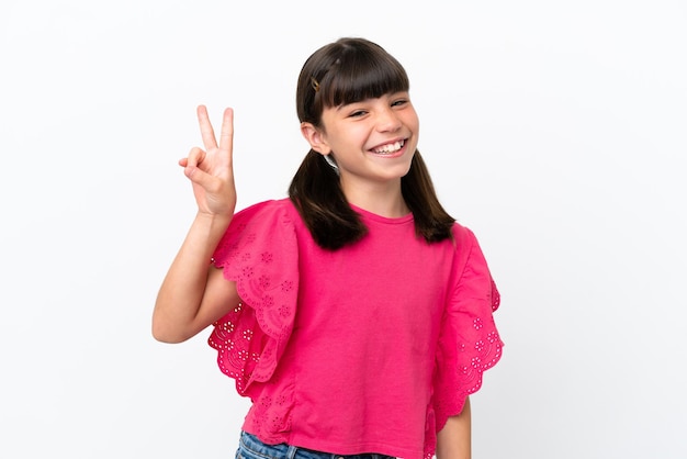 Petit enfant caucasien isolé sur fond blanc souriant et montrant le signe de la victoire