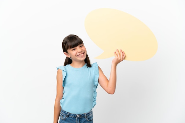 Petit enfant caucasien isolé sur fond blanc tenant une bulle de dialogue vide