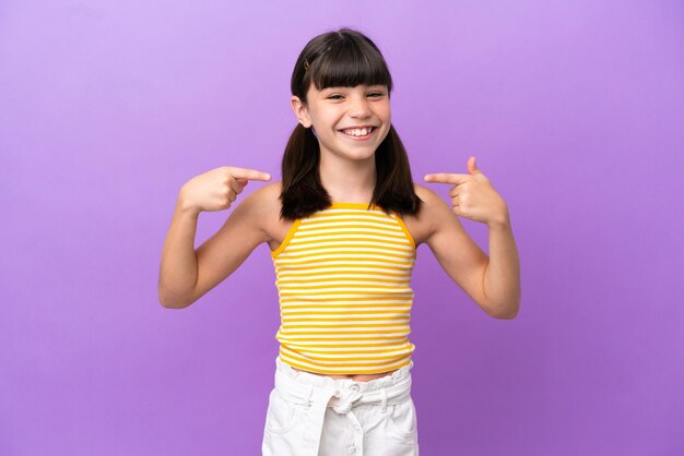 Petit enfant caucasien isolé sur fond violet donnant un geste du pouce vers le haut