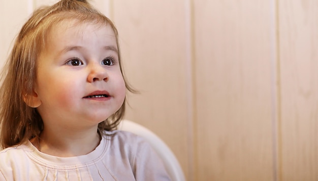 petit enfant caucasien souriant et s'amuser fond blanc